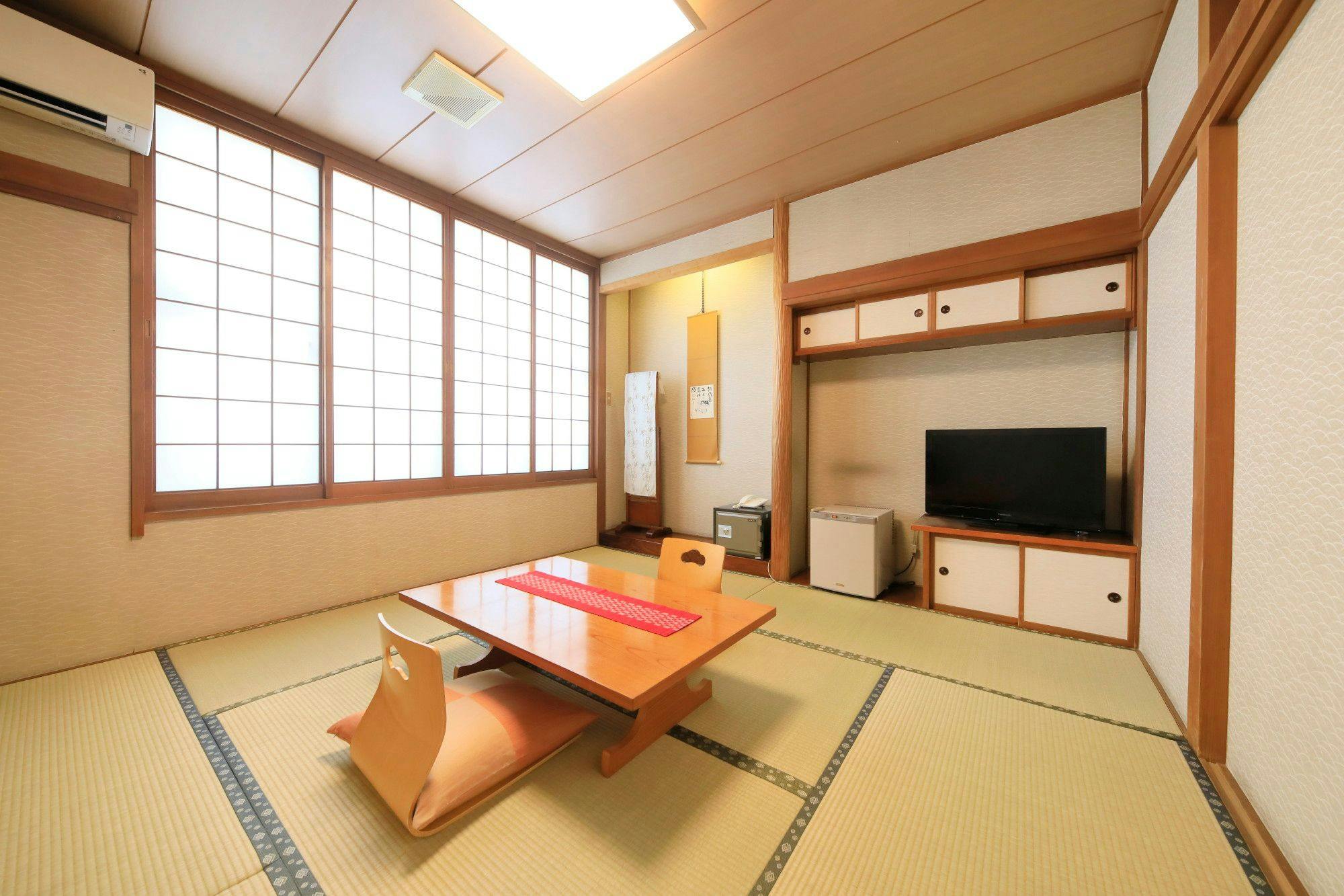 ห้องพักสไตล์ญี่ปุ่นที่ผ่อนคลาย ชั้น 2, 8 และ 10 เสื่อทาทามิ