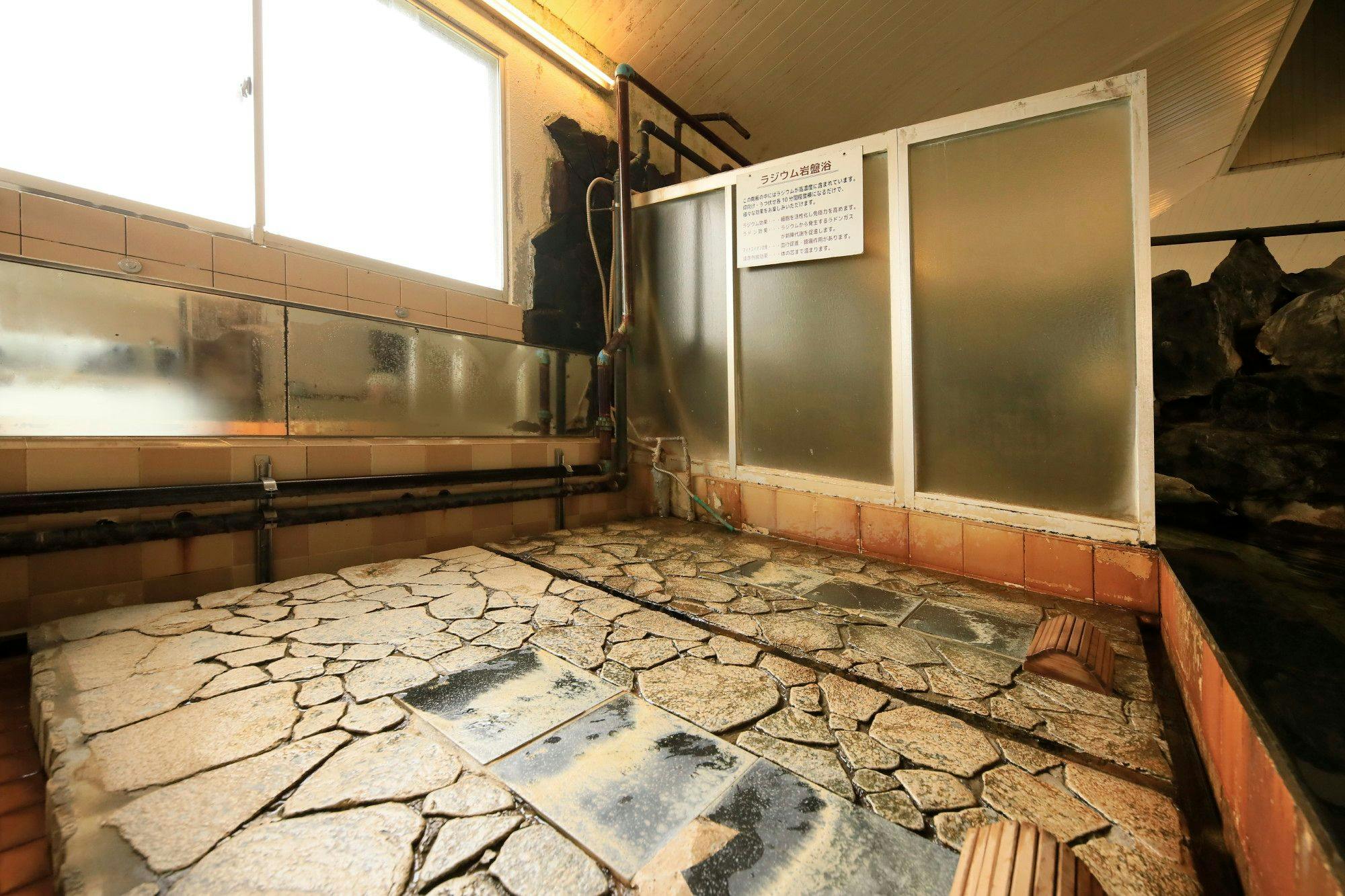 Hotel Pony Onsen: Natural Hot Spring with Free-flowing Water