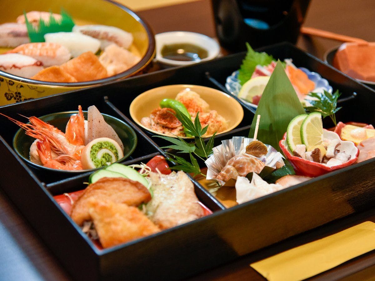 ซูชิไคเซกิจากร้านดังในท้องถิ่น