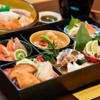 ซูชิไคเซกิจากร้านดังในท้องถิ่น