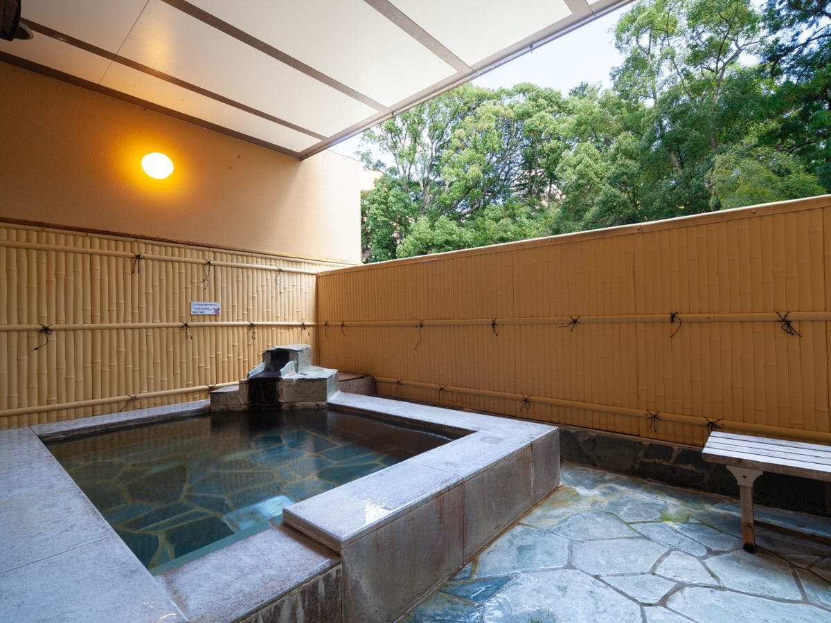 【ห้องอาบน้ำรวมและบ่อน้ำร้อนกลางแจ้ง】