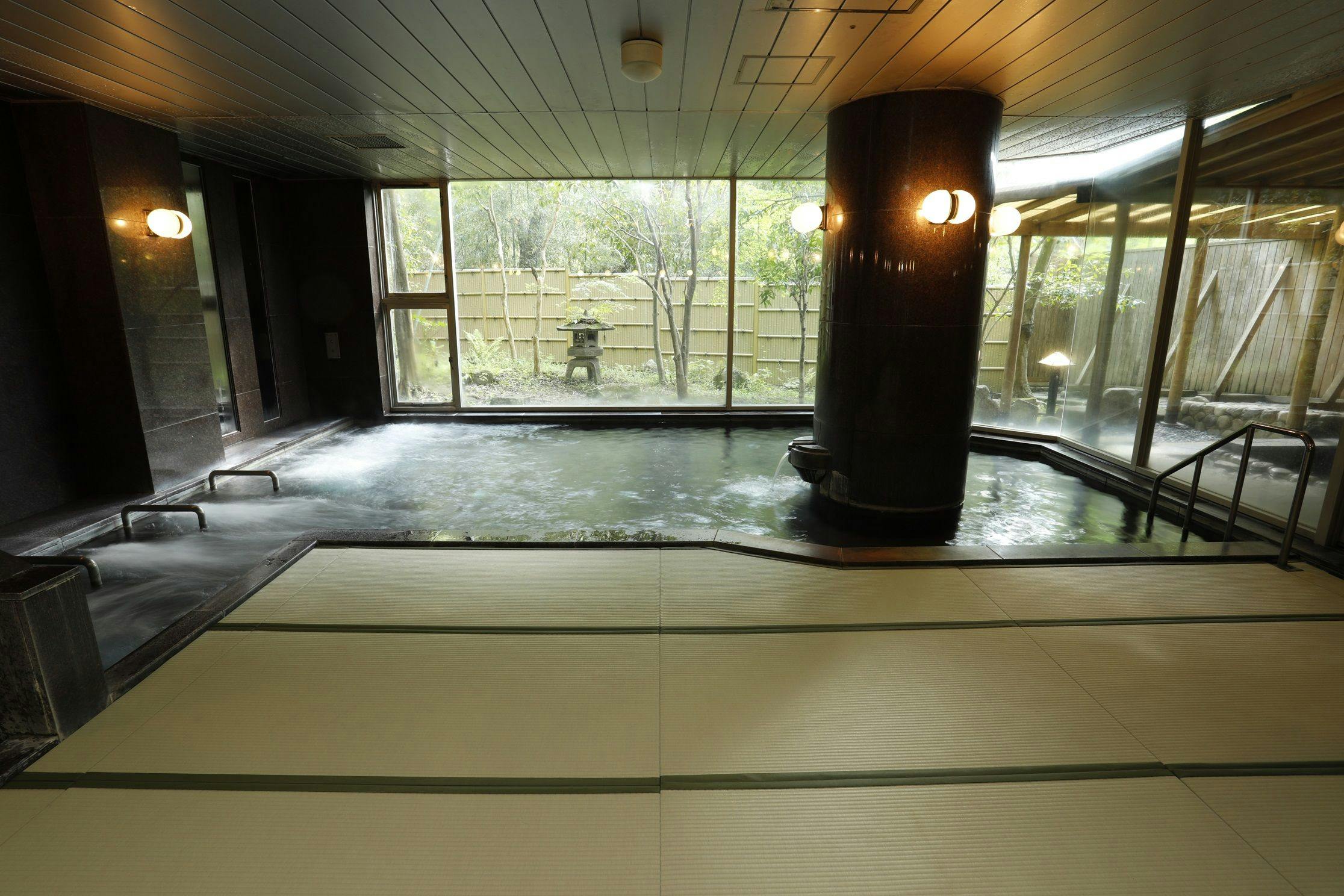 ห้องอาบน้ำสาธารณะปูเสื่อทาทามิ