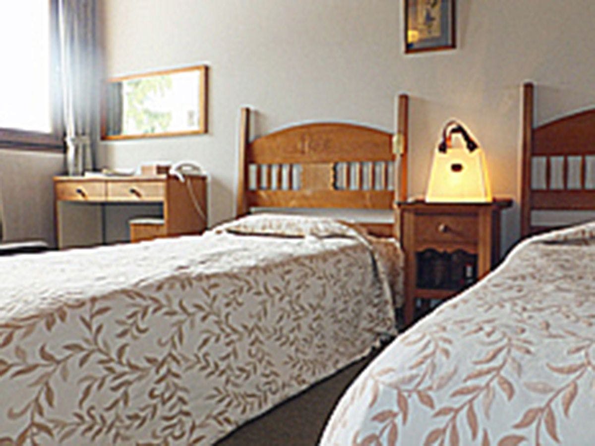 ห้องเตียงคู่พร้อมห้องอาบน้ำและอ่างล้างหน้า