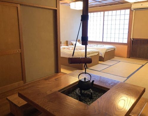 夜の囲炉裏端
