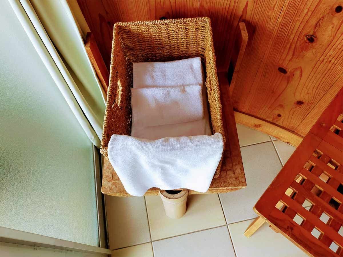 We provide bath towels and towels.