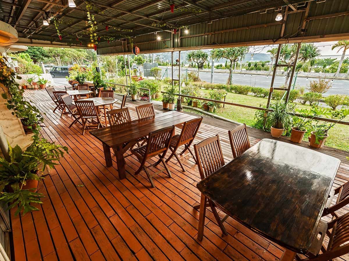 You can enjoy your meal while feeling the Okinawan breeze.