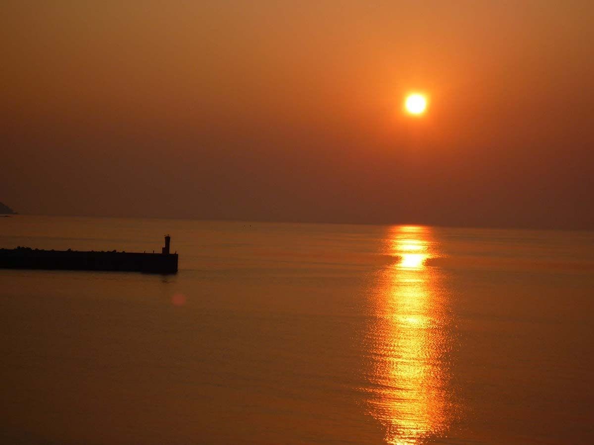 พระอาทิตย์ตกดินที่ทะเลญี่ปุ่น