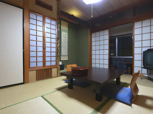 Kamar bergaya Jepang 6 tatami dengan kamar mandi, toilet, dan wastafel.