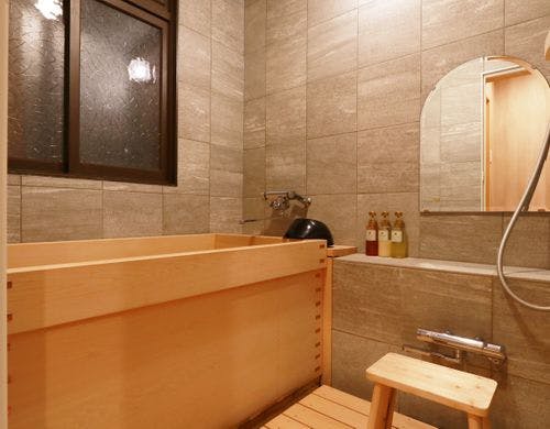 木の温もり溢れる檜風呂