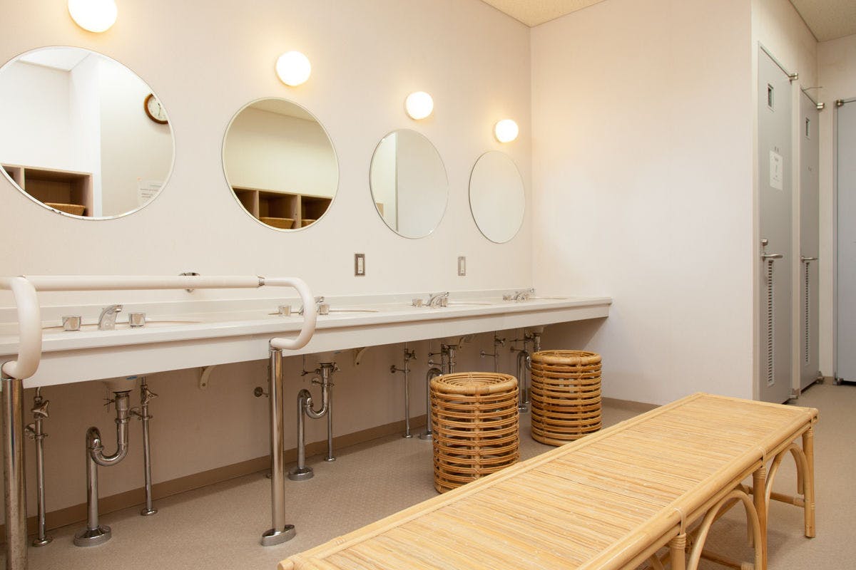 ภาพห้องอาบน้ำสาธารณะ (ห้องเปลี่ยนเสื้อผ้า)