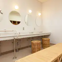 ภาพห้องอาบน้ำสาธารณะ (ห้องเปลี่ยนเสื้อผ้า)