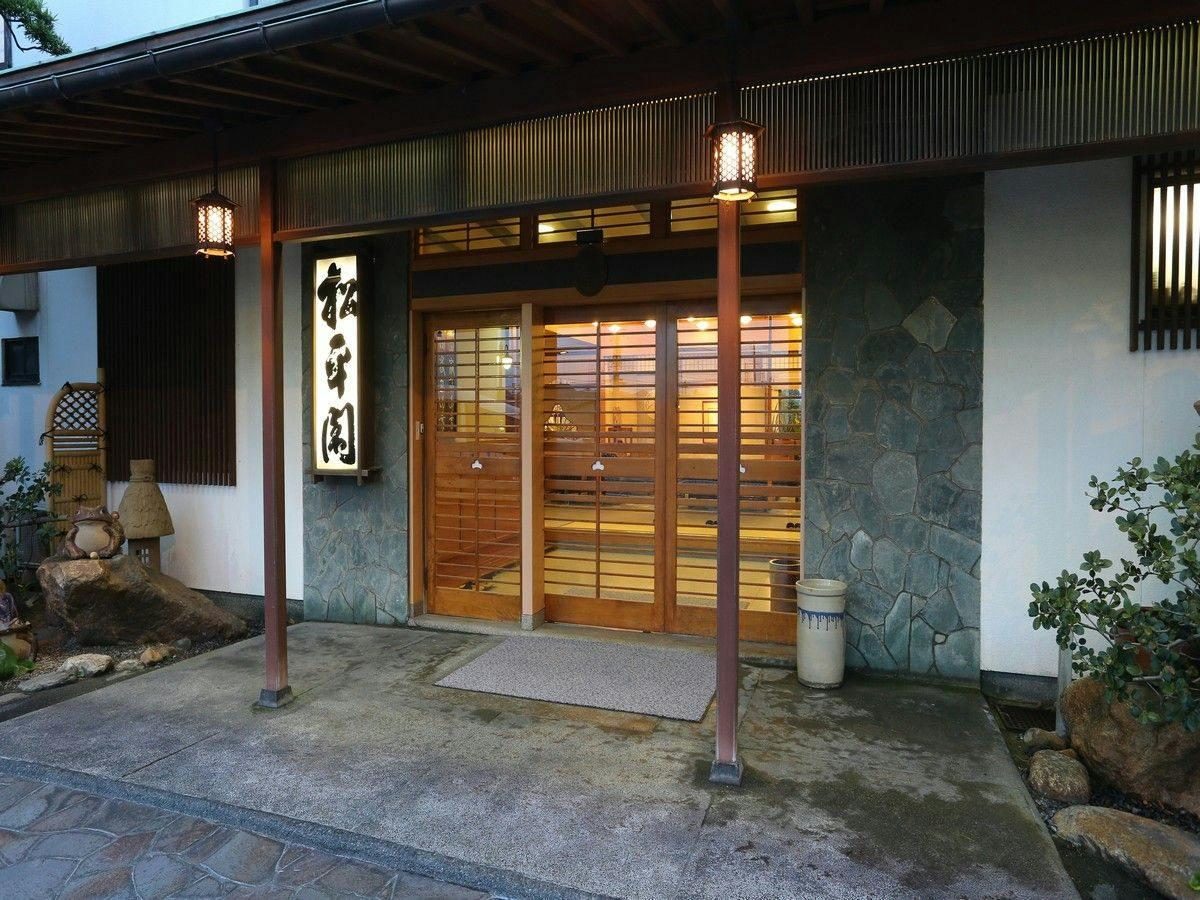 Tampak depan penginapan kami. Bergaya Jepang tradisional murni, gaya Matsudaira-kaku.