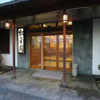 Tampak depan penginapan kami. Bergaya Jepang tradisional murni, gaya Matsudaira-kaku.