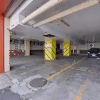 Tempat letak kereta berbumbung