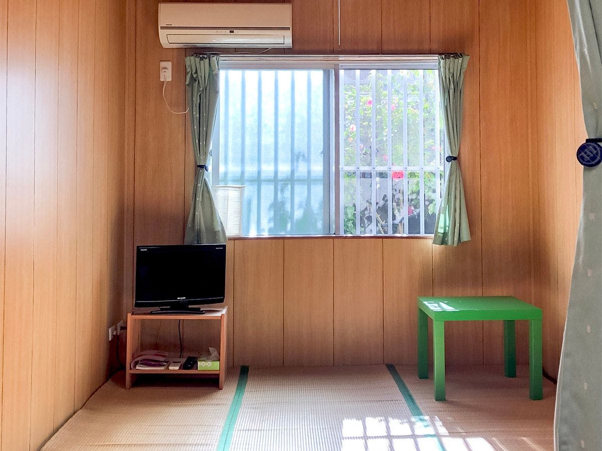 다다미 6장 크기의 일본식 객실, 1~3명 이용 가능.