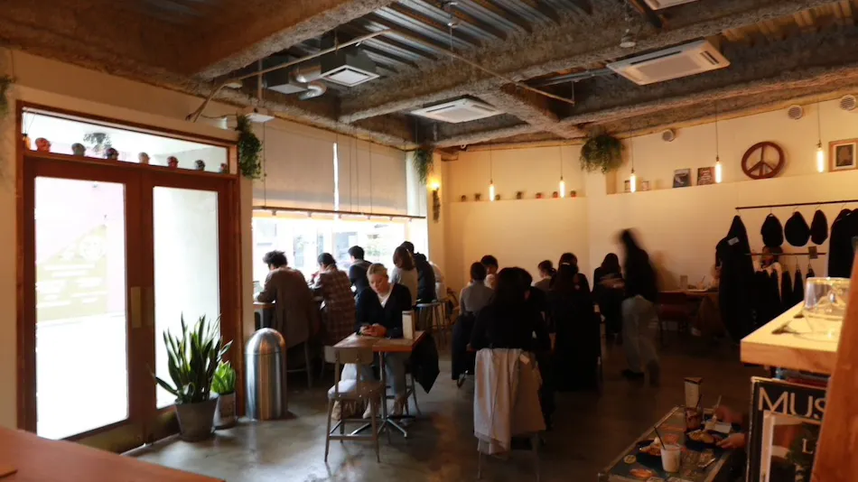 Almond Hostel & Cafe