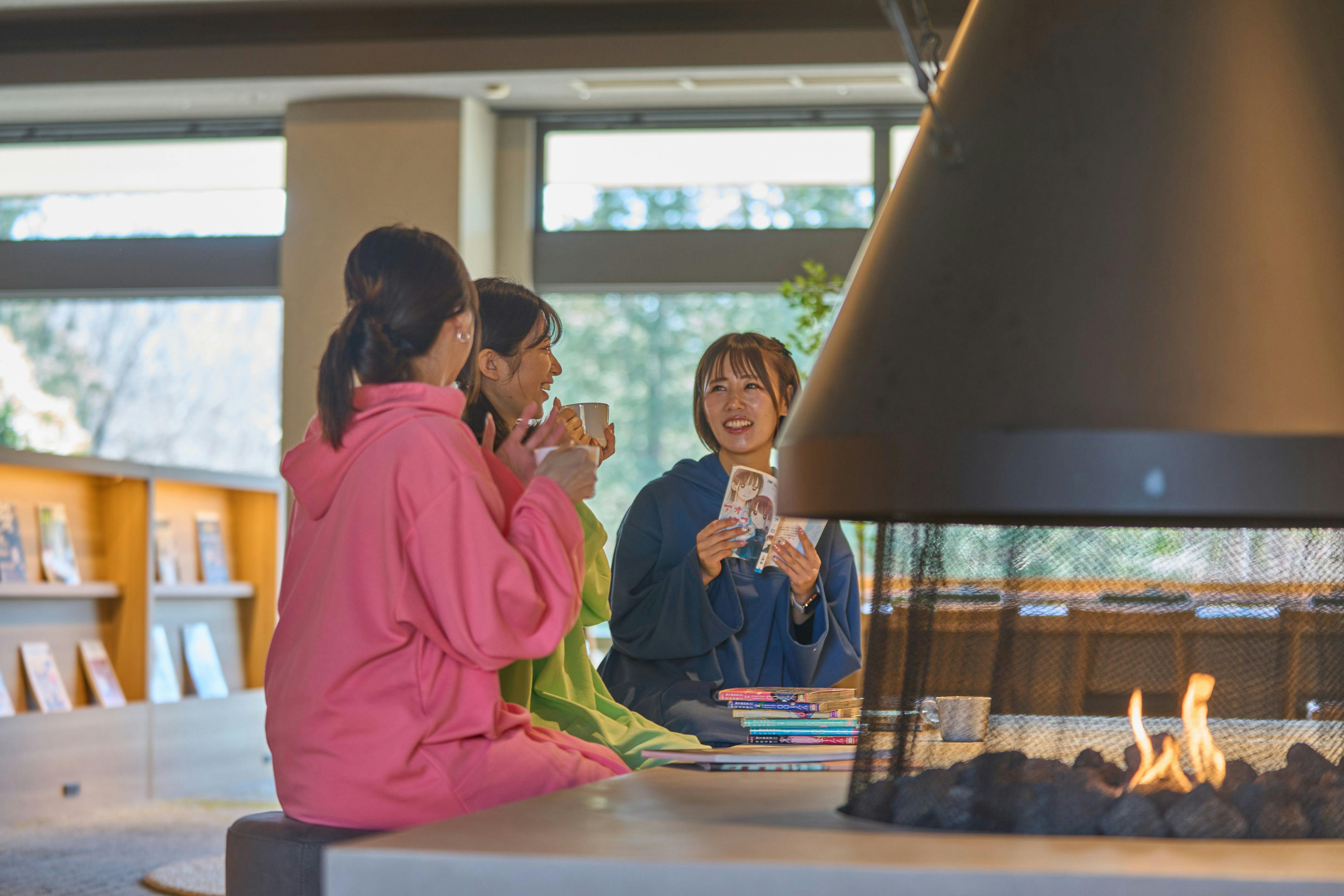 Phòng chờ lò sưởi tại quán cafe onsen