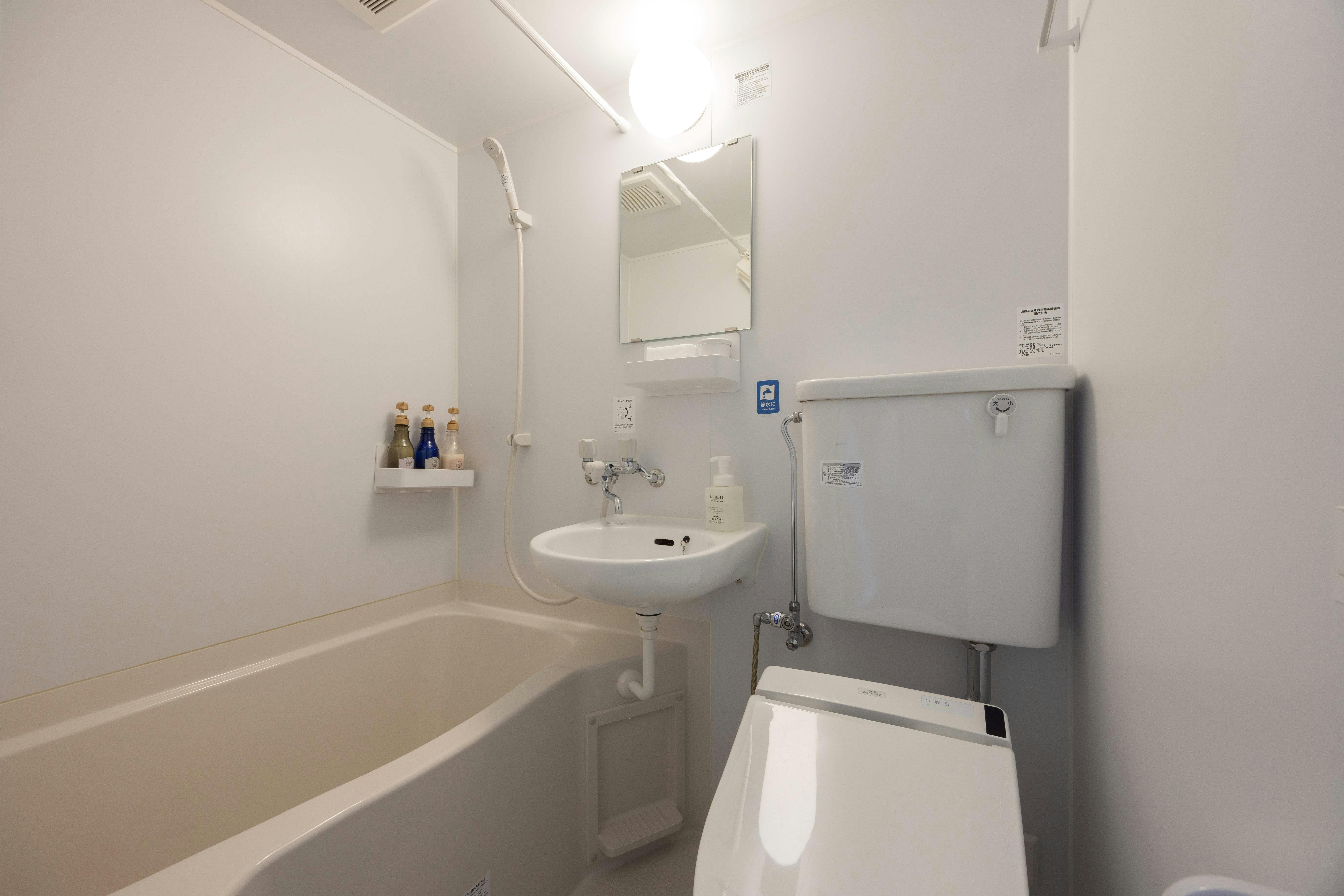 ห้องน้ำเดี่ยวพร้อมอ่างอาบน้ำขนาดกลาง