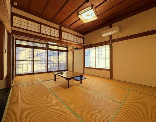 【客室】和室12畳。当館で一番広いお部屋