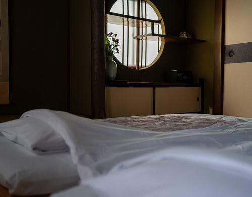 【和室12畳トイレ付】寝転んで見上げる丸窓