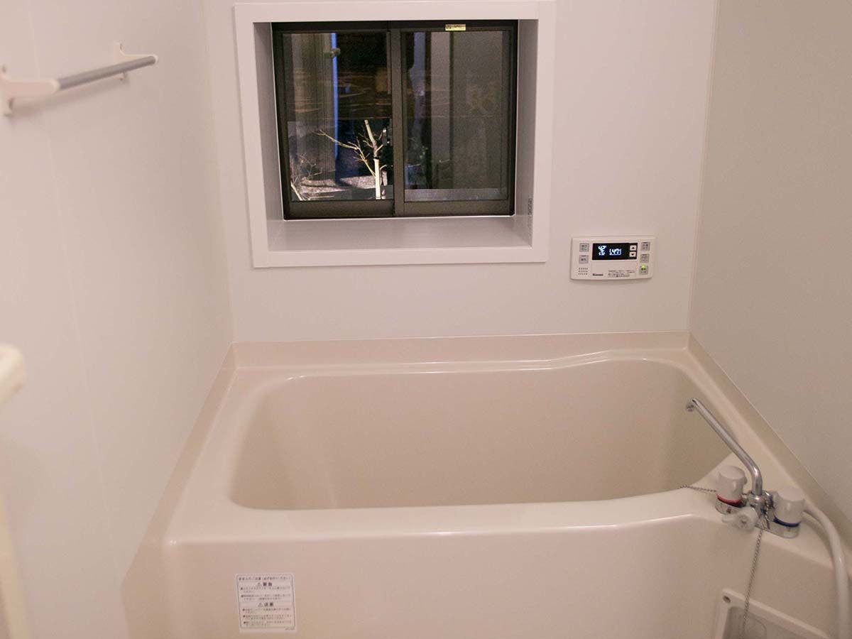 แช่ตัวในอ่างอาบน้ำเพื่อผ่อนคลายความเหนื่อยล้าจากการเดินทาง