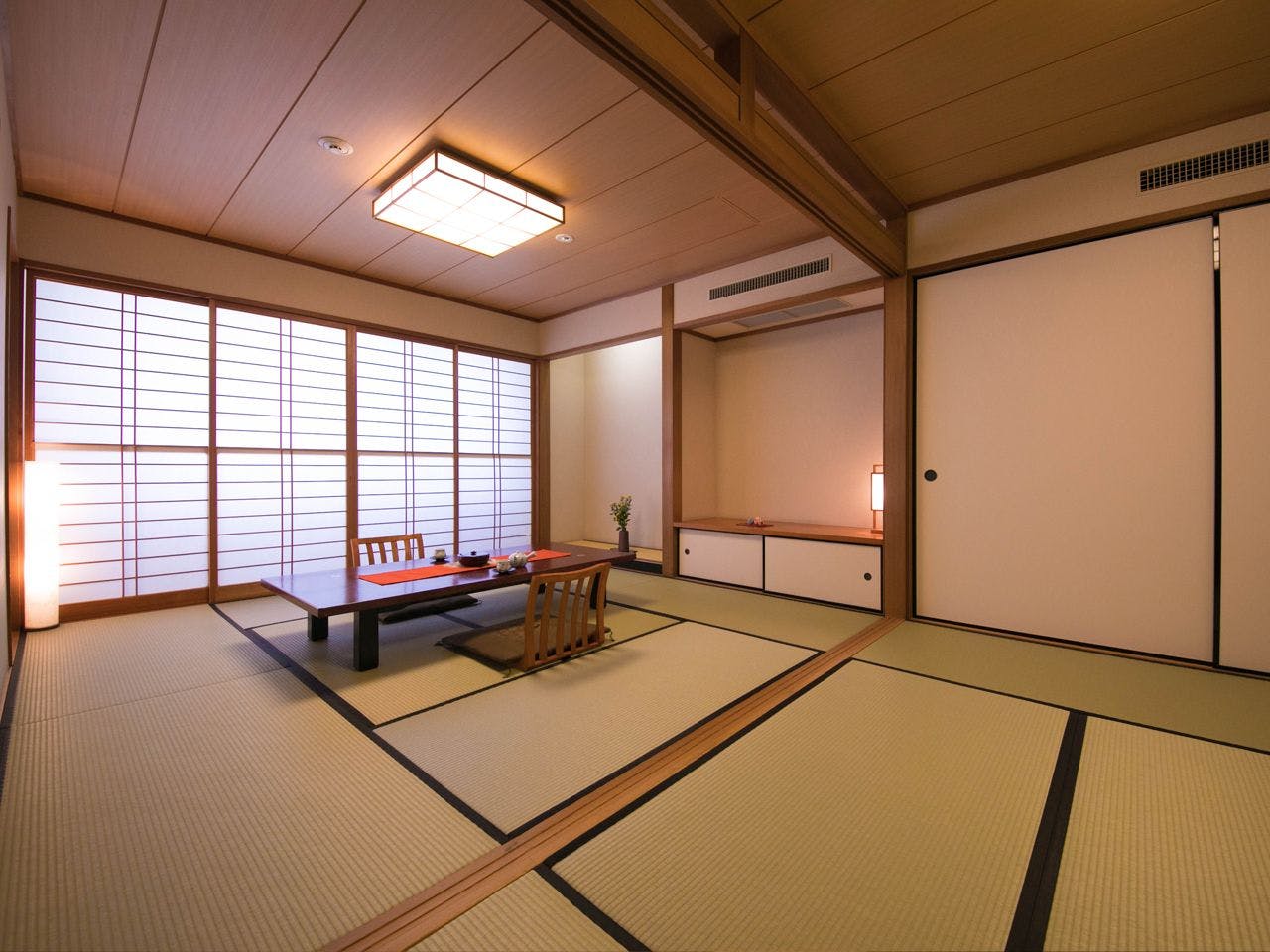 ห้องสไตล์ญี่ปุ่นสองห้อง รองรับได้สูงสุด 6 ท่าน