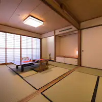 ห้องสไตล์ญี่ปุ่นสองห้อง รองรับได้สูงสุด 6 ท่าน