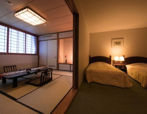和室でくつろぎ、ベッドで眠る