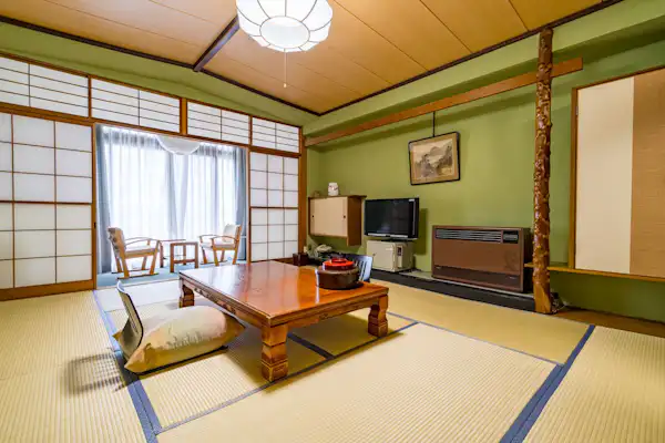 강가의 조용한 객실에서 마음이 풀리는 시간을.