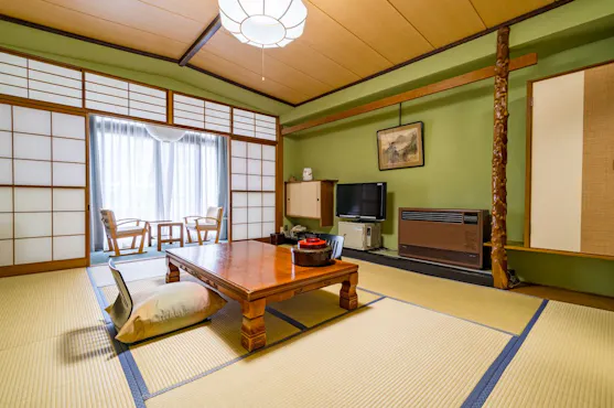 강가의 조용한 객실에서 마음이 풀리는 시간을.