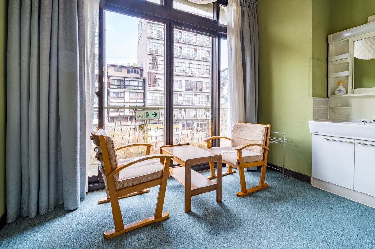 창문에서 보이는 경치를 즐길 수 있는 객실.