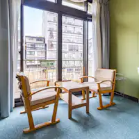 창문에서 보이는 경치를 즐길 수 있는 객실.