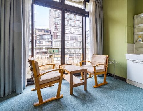 川沿いの静かな部屋で心ほどけるひとときを
