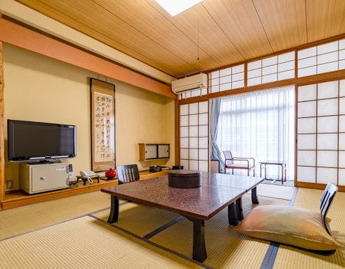 窓から望む景色とともにくつろげる客室。