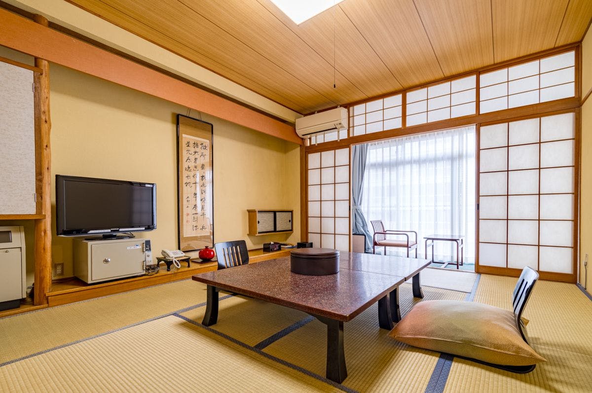 전통과 고요함이 조화를 이루는 일본식 방