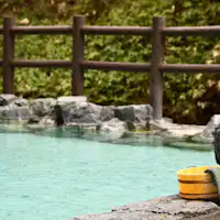 Pemandian air panas terbuka dengan pemandangan Sungai Yutomuraushi yang jernih