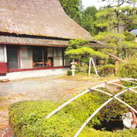 ・【ภายนอกอาคารหลัก】บ้านสองชั้นหลังคามุงจาก.