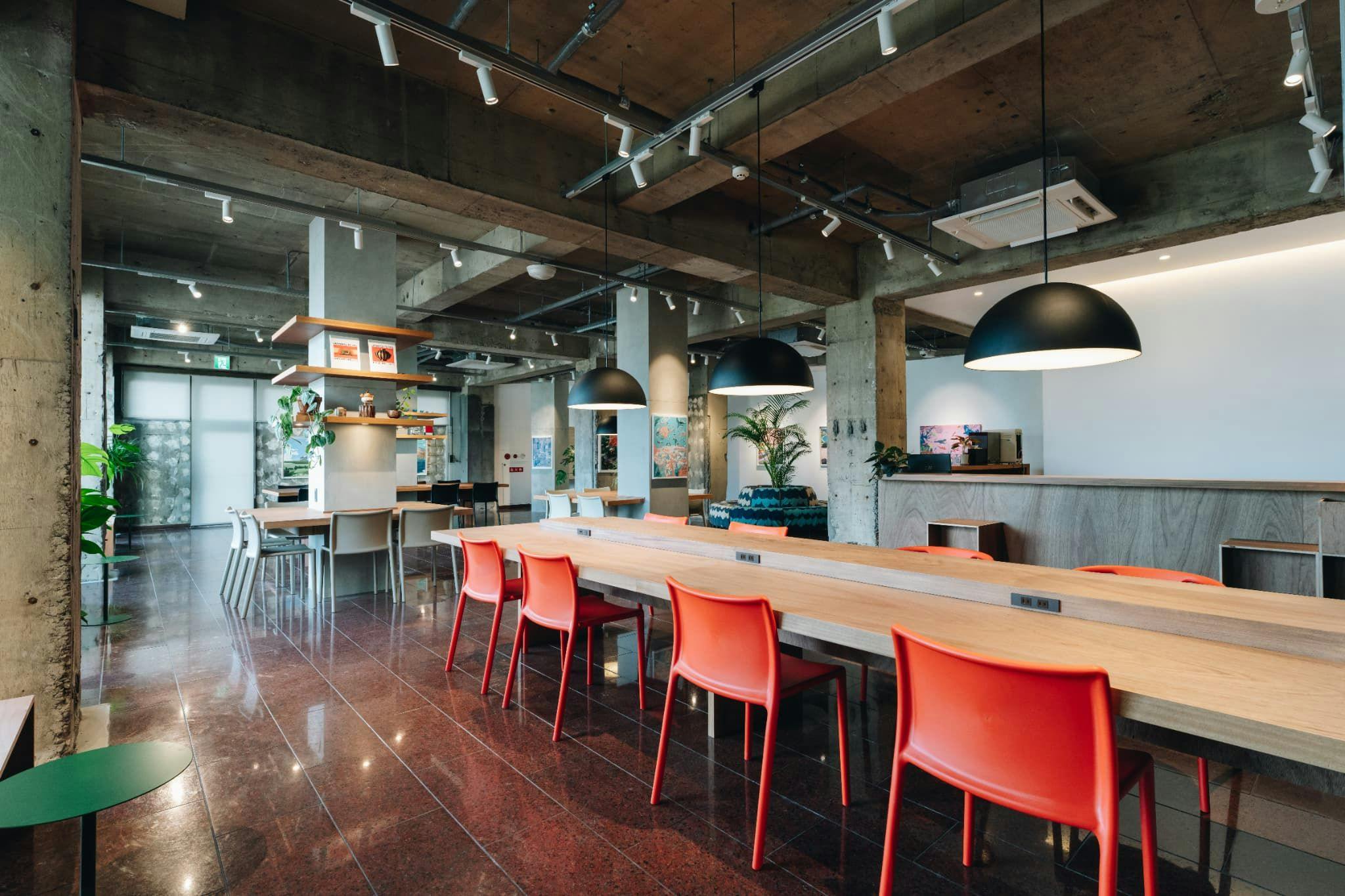 Lobi yang luas juga dapat digunakan sebagai ruang kerja bersama.