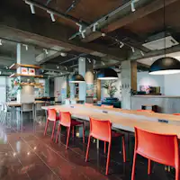 Lobi yang luas juga dapat digunakan sebagai ruang kerja bersama.