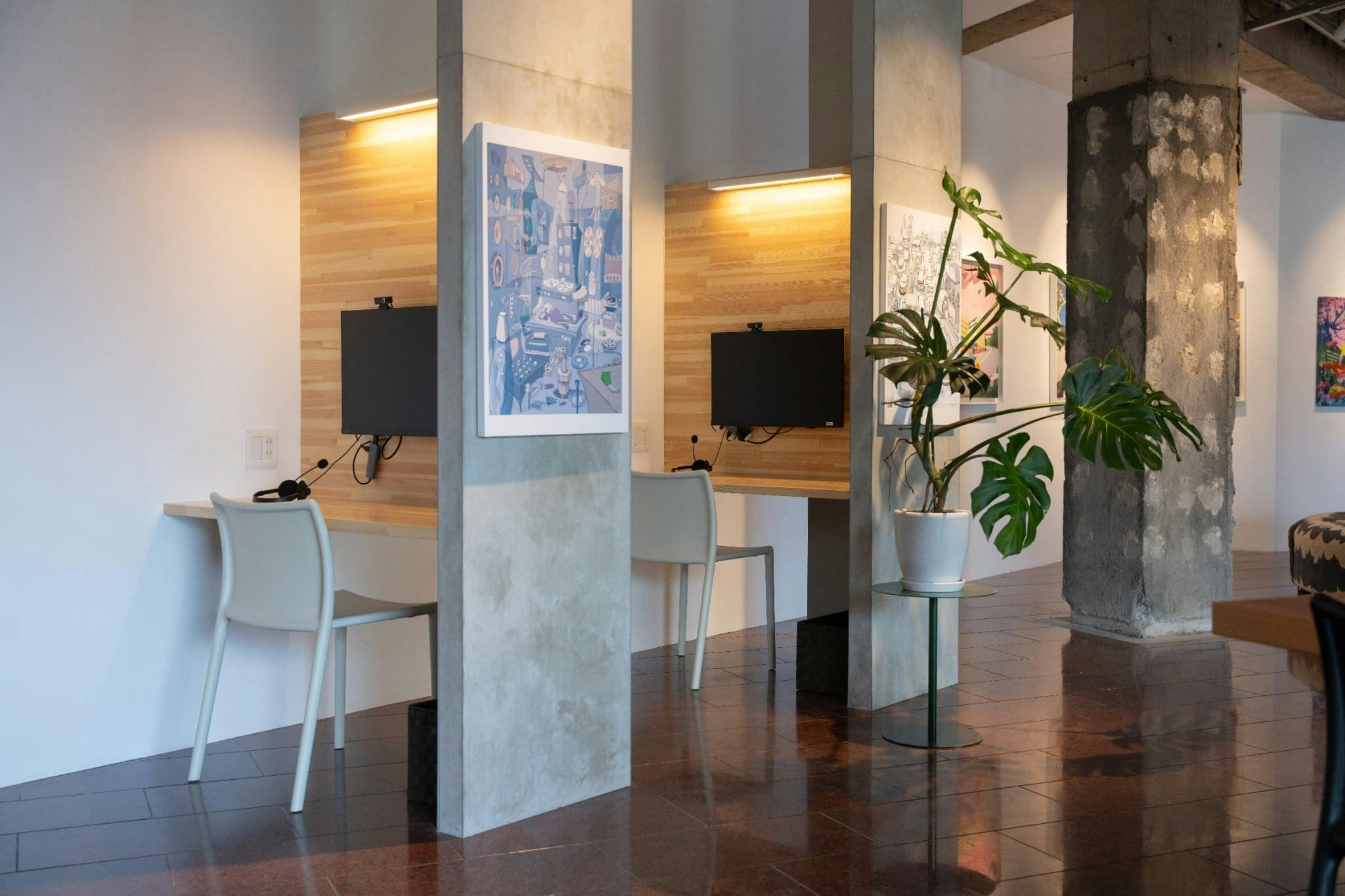 Lobi yang luas juga berfungsi sebagai ruang kerja bersama