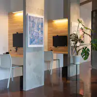 Lobi yang luas juga berfungsi sebagai ruang kerja bersama