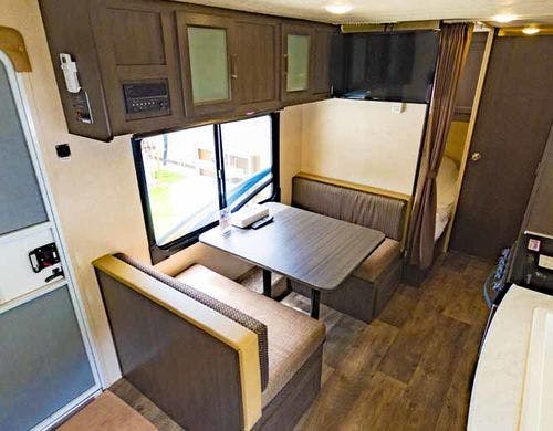 トレーラーハウス　客室