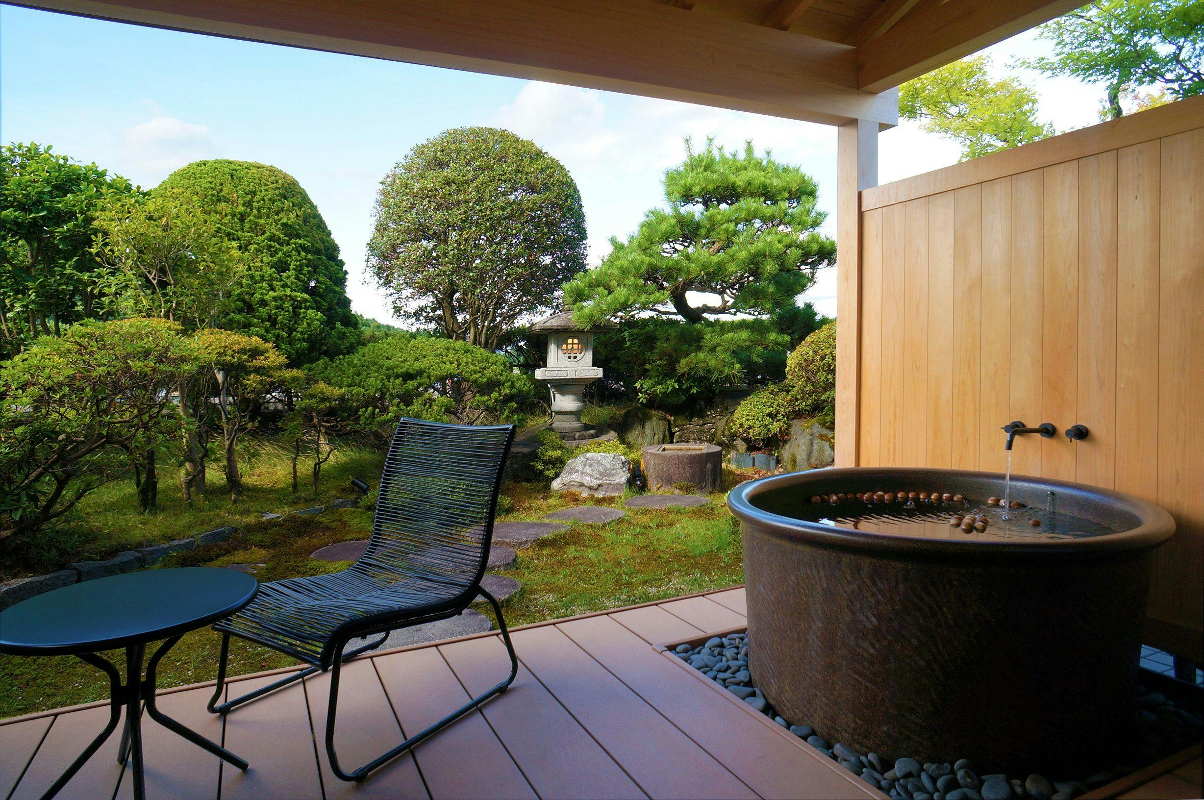 ห้องพักพร้อมอ่างอาบน้ำกลางแจ้งและระเบียงสวน