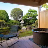 ห้องพักพร้อมอ่างอาบน้ำกลางแจ้งและระเบียงสวน