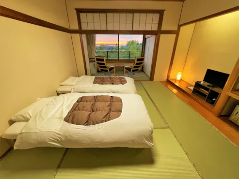 เตียงไม้พอลโลเนียในห้องสไตล์ญี่ปุ่น