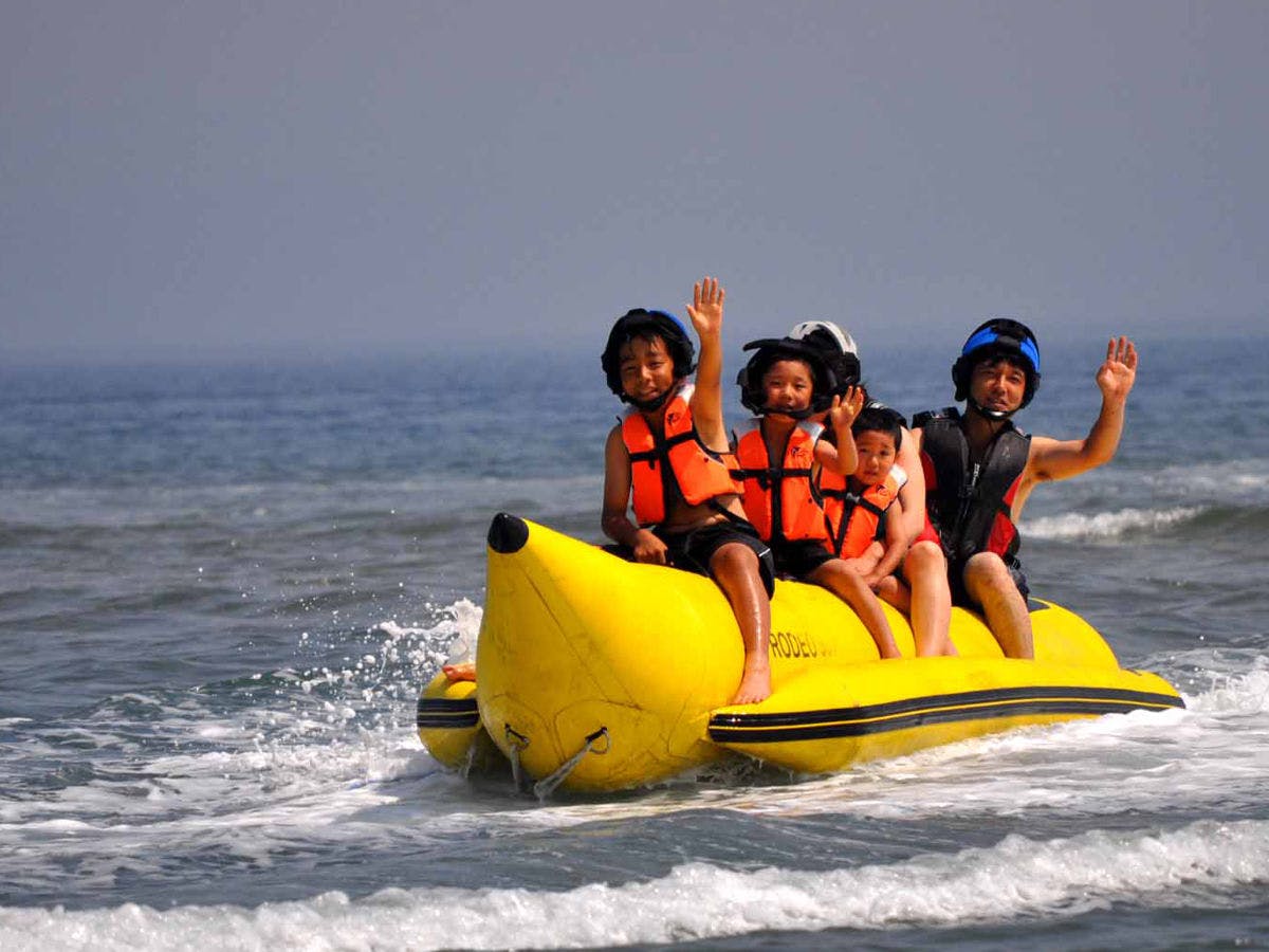 Ride the banana boat into the vast ocean!