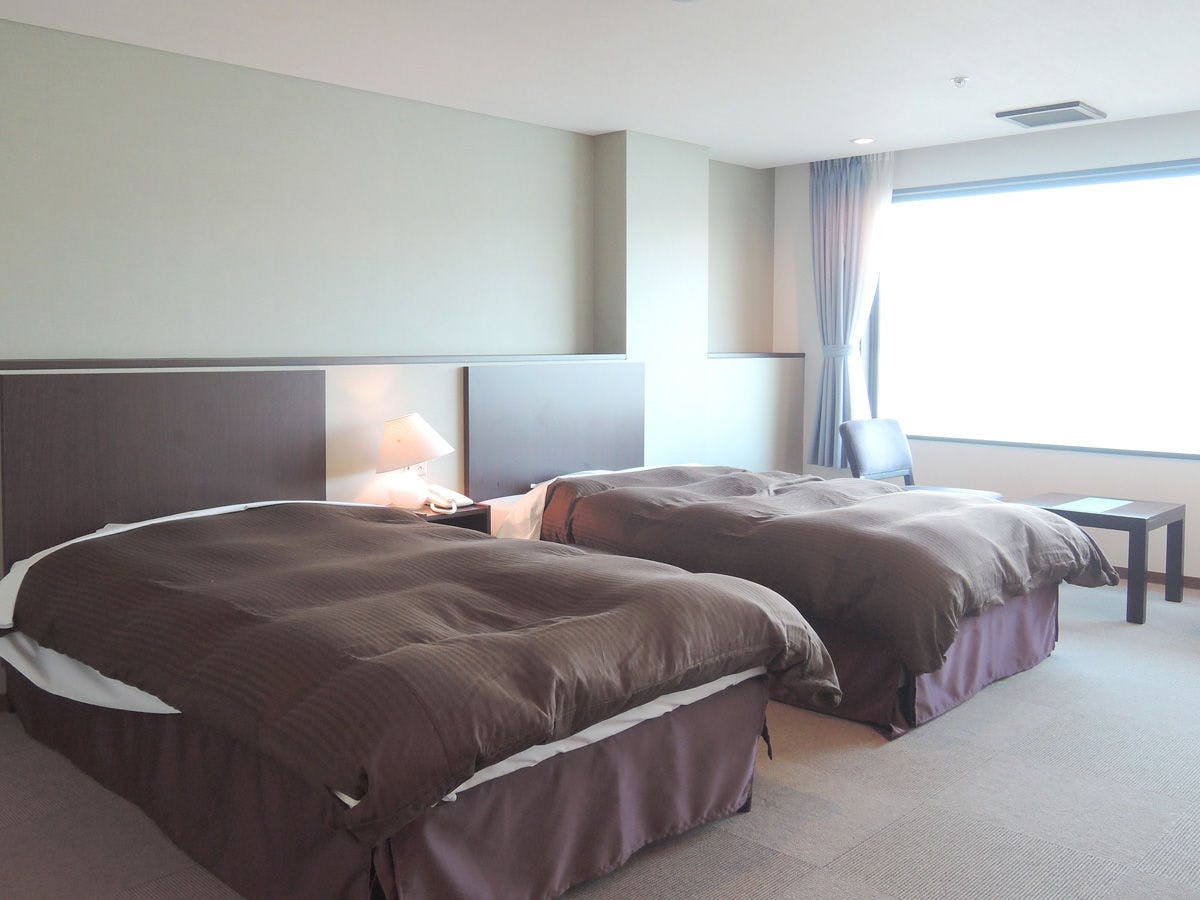 Accommodates up to 4 guests with operational beds.