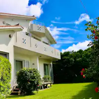 Vila sewa di tepi Teluk Kabira, salah satu pemandangan indah Jepun.