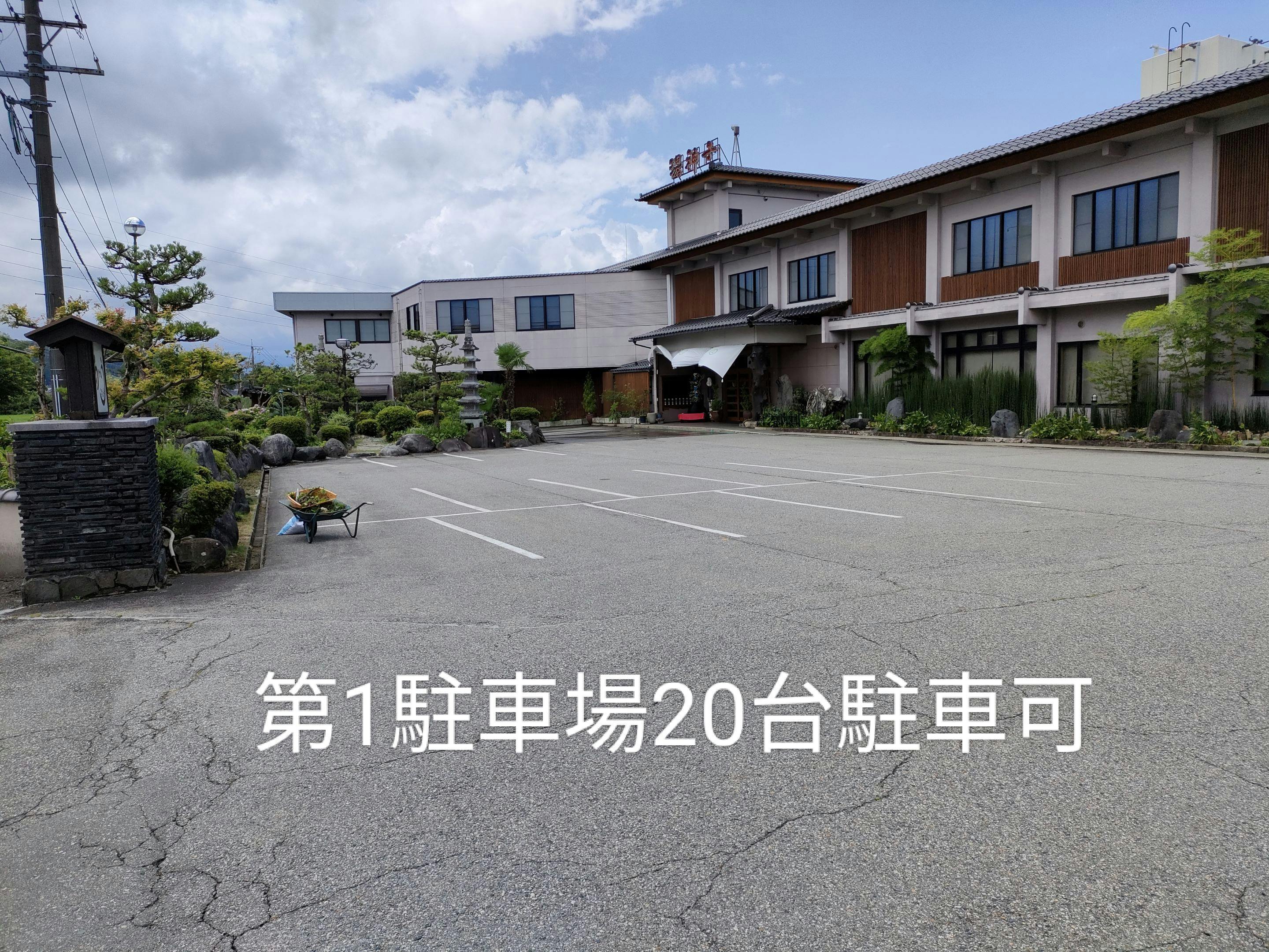 ที่จอดรถด้านหน้า