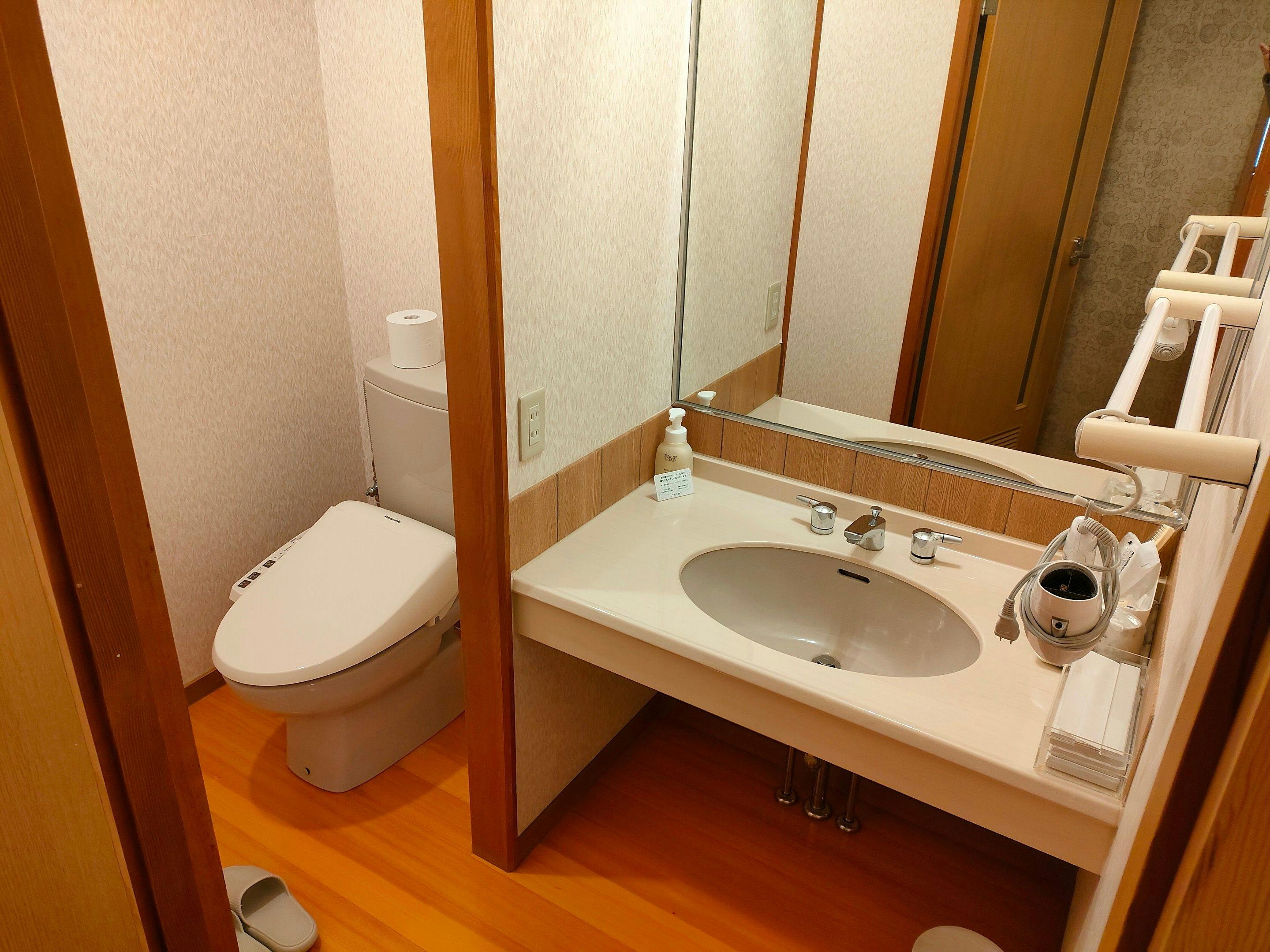 6 เสื่อ, 8 เสื่อ, ห้องน้ำ, อ่างล้างหน้า